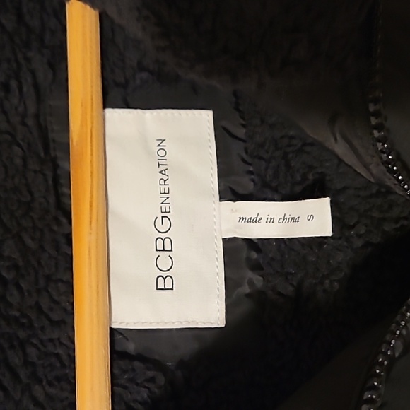 BCBG hooded puffer winter coat, with super soft sherpa style material inside. - Picture 3 of 14